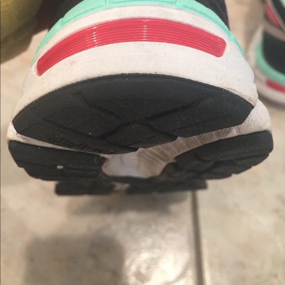 Wasabi and coral Asics - Picture 4 of 5